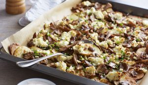 Aardappelplakjes van de bakplaat met paddenstoelen