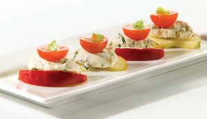 Frisse spread van kappertjes en basilicum op appel