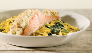 Gegratineerde zalmfilet op een bedje van pasta