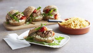 Hamburger sliders met Boursin en gegrilde sjalotjes